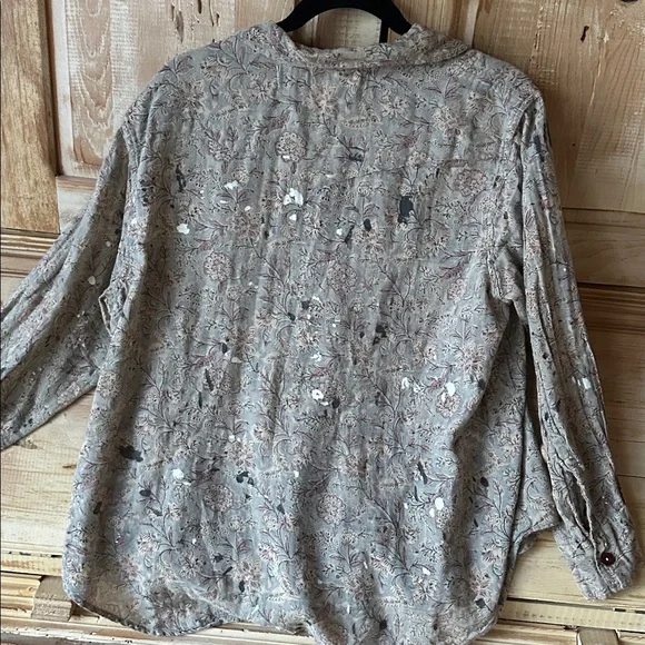 Magnolia Pearl Women's Patterned Button-Down Shirt - Picture 8 of 8